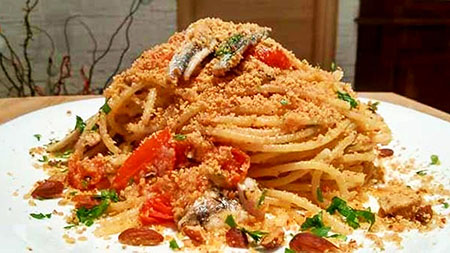 Tipica cucina leccese Spaghetti con mollica di pane e acciughe
